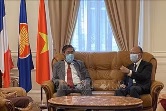 Đại sứ Việt Nam tại Pháp Đinh Toàn Thắng tiếp Đại sứ Cộng hòa dân chủ nhân dân Lào Yong Chanthalangsy. (Ảnh: Nguyễn Thu Hà/TTXVN)