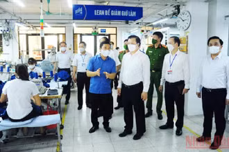 Đồng chí Đinh Tiến Dũng kiểm tra tình hình sản xuất tại Tổng công ty may 10. (Ảnh: ĐẶNG MẠNH HÙNG)