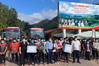 Người lao động chuẩn bị đi làm việc.