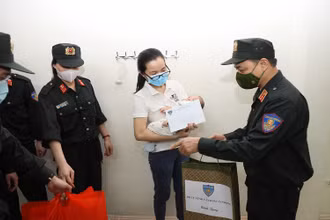 Trung tướng Phạm Quốc Cương thăm hỏi, tặng quà chị Lê Thị Bình - vợ của Trung uý Nguyễn Văn Nghĩa, cán bộ Đại đội 5, Trung đoàn Cảnh sát bảo vệ mục tiêu cơ quan đại diện Ngoại giao.