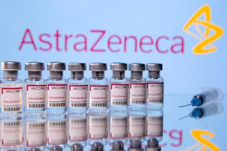 Vaccine ngừa Covid-19 của AstraZeneca hiện đã được cấp phép sử dụng tại hơn 170 quốc gia trên thế giới. (Ảnh: Reuters)