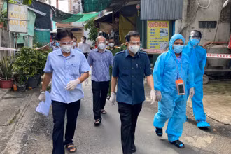 Bí thư Tỉnh ủy (thứ hai từ trái sang) kiểm tra ổ dịch tại thị trấn Phú Mỹ.