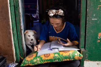 Em Annie Sabino, 16 tuổi, học sinh lớp 9, đang học bài ở nhà tại Manila, Philippines, ngày 6/1/2021. (Ảnh: Reuters)