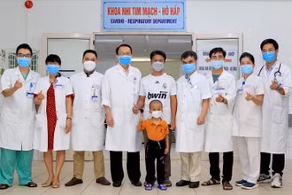 Các bác sĩ và cháu H. trong ngày xuất viện. (Ảnh: Bệnh viện cung cấp).