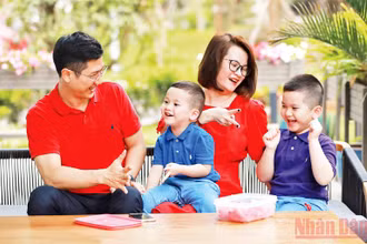 Trong một nền văn minh hài hòa, cuộc sống phụ thuộc vào một công việc có thu nhập cao cần được thay thế bởi sự cân bằng với sự quan tâm lẫn nhau, cam kết xã hội và thời gian nghỉ ngơi. (Ảnh: Quang Vinh)