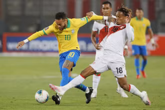 Neymar đi bóng trước sự truy cản của cầu thủ Peru. (Ảnh: FIFA)