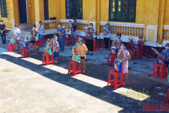 Bộ đội Biên phòng Quảng Bình tặng quà cho các cháu ở khu cách ly tập trung huyện Bố Trạch.