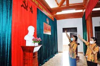 Đảng viên mới người Chứt tuyên thệ tại lễ kết nạp. 