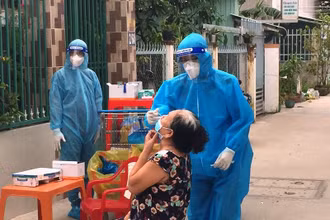 Lấy mẫu xét nghiệm tại nhà cho người dân phường Hưng Lợi, quận Ninh Kiều, TP Cần Thơ. (Ảnh: THANH TÂM)