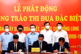 Đại diện lãnh đạo đơn vị, doanh nghiệp, công đoàn ngành Xây dựng ký giao ước thi đua trong phòng, chống dịch Covid-19.