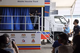 Xe tiêm vaccine lưu động tại Kuala Lumpur, Malaysia, ngày 8/6/2021. (Ảnh: Reuters)
