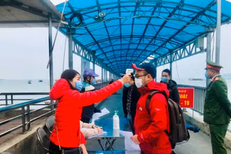 Du khách ra đảo Cô Tô được kiểm tra y tế chặt chẽ. Ảnh chụp vào tháng 3/2021.