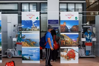 Du khách đứng tại khu vực xét nghiệm Covid-19 ở sân bay Phuket (Ảnh: REUTERS)