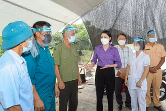 Đồng chí Hoàng Thị Thúy Lan, Bí thư Tỉnh ủy Vĩnh Phúc kiểm tra hoạt động các chốt kiểm soát ra, vào tỉnh. (Ảnh: KHÁNH LINH) 
