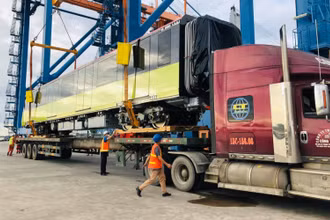 Đoàn tàu thứ 10 của dự án đường sắt đô thị Nhổn - Ga Hà Nội đang được vận chuyển về đến Việt Nam.