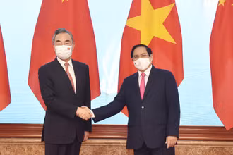 Thủ tướng Phạm Minh Chính và Ủy viên Quốc vụ, Bộ trưởng Ngoại giao Trung Quốc Vương Nghị. Ảnh: TRẦN HẢI.