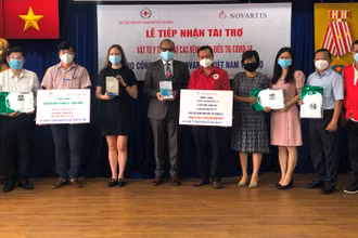 Trao vật tư y tế tặng các bệnh viện.