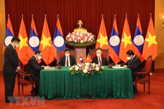 Tổng Bí thư Nguyễn Phú Trọng và Tổng Bí thư, Chủ tịch nước Lào Thongloun Sisoulith chứng kiến Lễ ký kết văn kiện hợp tác giữa 2 nước, ngày 28/6/2021 tại Hà Nội. (Ảnh: TTXVN)