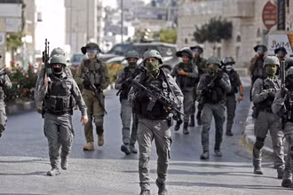 Lực lượng an ninh Israel được triển khai trong cuộc xung đột với người biểu tình Palestine tại thành phố Bethlehem, Khu Bờ Tây ngày 10/9. (Ảnh: AFP/TTXVN)