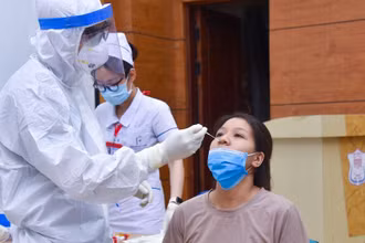 Trường đại học Y Hà Nội tập huấn cho sinh viên lấy mẫu xét nghiệm Covid-19