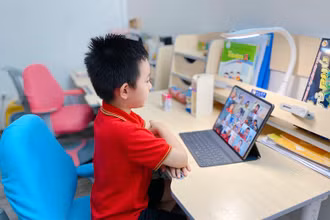 Học sinh Trường tiểu học Tràng An (quận Hoàn Kiếm, Hà Nội) trong giờ học trực tuyến.