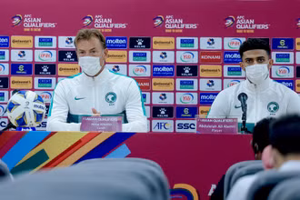 Huấn luyện viên Herve Renard (trái) và cầu thủ Abdulelah Alamri tại họp báo trước trận đấu. (Ảnh: Liên đoàn Bóng đá Saudi Arabia)