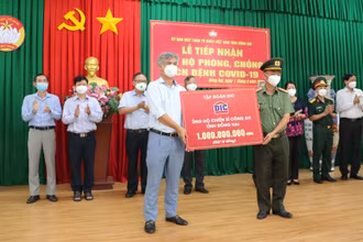 Lãnh đạo Công an tỉnh Đồng Nai tiếp nhận số tiền 1 tỷ đồng từ Tổng Công ty cổ phần Đầu tư và Phát triển Xây dựng DIC. (Ảnh: THIÊN VƯƠNG/BND). 