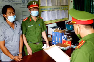 Công an huyện Quảng Trạch (Quảng Bình) công bố quyết định khởi tố bị can, lệnh bắt tạm giam đối tượng Phan Sinh Thành.
