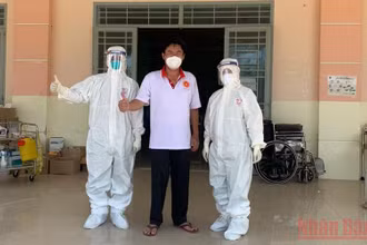 Ông Trần Văn Bé Hai chụp ảnh lưu niệm cùng đội ngũ y, bác sĩ trước khi xuất viện. 