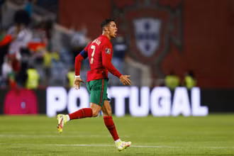 Cú đúp bàn thắng vào lưới Ireland giúp Ronaldo trở thành tay săn bàn vĩ đại nhất ở cấp độ đội tuyển quốc gia trong lịch sử bóng đá thế giới. (Ảnh: Liên đoàn Bóng đá Bồ Đào Nha)