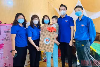 Thành Đoàn Hải Dương thăm, tặng quà con thanh niên công nhân có hoàn cảnh khó khăn tại phường Thanh Bình , TP Hải Dương.