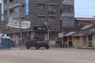 Xe quân sự ở khu vực Kaloum, Thủ đô Conakry trong cuộc binh biến tại Guinea ngày 5/9. (Ảnh: Reuters)