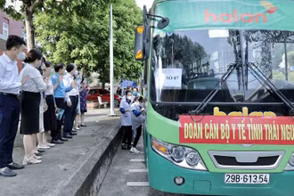 Đoàn lên đường hỗ trợ Hà Nội chống dịch.
