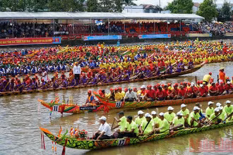 Đua ghe Ngo là một trong những nội dung thu hút đông đảo đồng bào tham dự, cổ vũ trong Lễ hội Oóc Om Bóc.