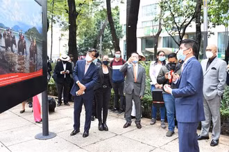 Đại sứ Việt Nam tại Mexico Nguyễn Hoành Năm giới thiệu với quan khách và người dân sở tại về thiên nhiên, con người Việt Nam, ngày 7/9/2021. (Ảnh: TTXVN)