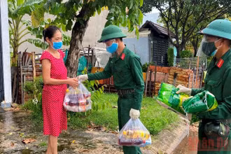 Bộ đội phát quà hỗ trợ cho người dân có hoàn cảnh khó khăn tại phường Tân Thới Hiệp, quận 12 (TP Hồ Chí Minh). (Ảnh: QUANG QUÝ)