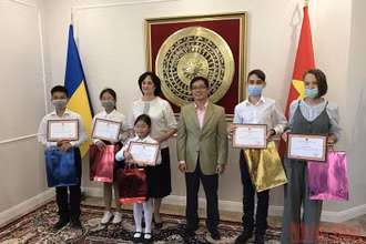 Đại sứ Nguyễn Hồng Thạch trao giấy khen tặng các học sinh.