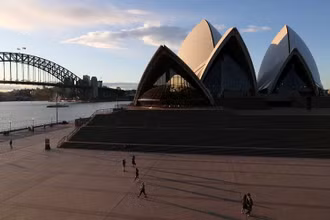 Lệnh giới nghiêm tại các điểm nóng dịch Covid-19 ở Sydney sẽ được dỡ bỏ từ đêm nay. (Ảnh: Reuters)