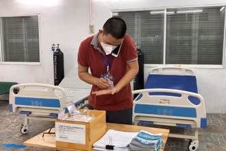 Bác sĩ trực tại trạm y tế lưu động luôn cấp tập hỗ trợ người dân. (Ảnh: Bộ Y tế)