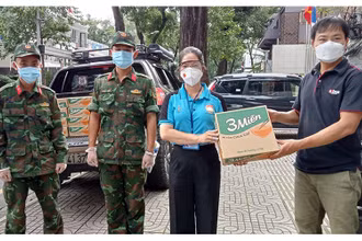 Đại diện các địa phương nhận mì hỗ trợ người dân có hoàn cảnh khó khăn.