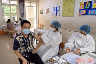 Hà Nội đang tăng tốc tiêm chủng vaccine ngừa Covid-19 (Ảnh: BND)