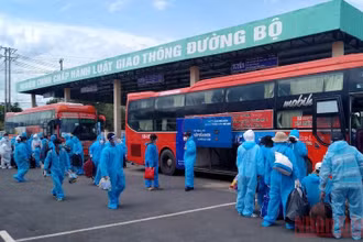Người dân Phú Yên về quê tại bến xe Xuyên Mộc, tỉnh Bà Rịa – Vũng Tàu chiều 23/9.