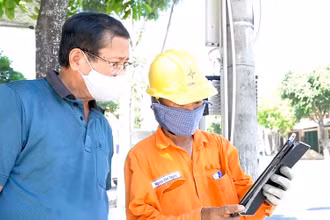 Thực hiện cấp điện cho hộ gia đình ông Huỳnh Ngọc Dũng ở tổ 6, phường Trần Phú, TP Quảng Ngãi