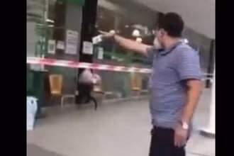 Hình ảnh ông Nhân gây rối trật tự tại siêu thị Aeon Citimart. (Ảnh cắt từ clip)
