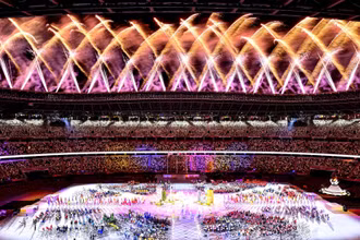 Pháo hoa rực sáng sân vận động Olympic trong lễ bế mạc Paralympic Tokyo 2020. (Ảnh: Getty Images)