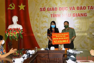 Lãnh đạo Công an tỉnh Hậu Giang trao bảng tượng trưng cho Sở Giáo dục và Đào tạo.