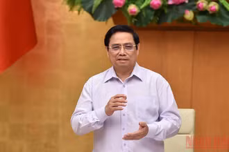 Thủ tướng Phạm Minh Chính trao đổi trực tuyến với lãnh đạo các địa phương. (Ảnh: Nhật Bắc)