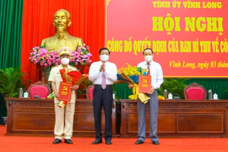 Bí thư Tỉnh ủy Vĩnh Long tặng hoa chúc mừng tân Phó Bí thư Tỉnh ủy Vĩnh Long Nguyễn Thành Thế (phải) và Đại tá Nguyễn Trọng Dũng, Giám đốc Công an tỉnh Vĩnh Long. (Ảnh: Bá Dũng)