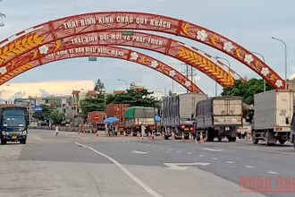Ùn ứ cục bộ tại 1 số thời điểm ở chốt kiểm dịch cầu Tân Đệ (tỉnh Thái Bình) khi siết chặt kiểm soát người, phương tiện vào địa bàn.