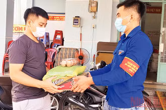 Hỗ trợ người dân trong dịch Covid-19 ở phường Tăng Nhơn Phú A, TP Thủ Đức, TP Hồ Chí Minh (Ảnh: Anh Tuấn).